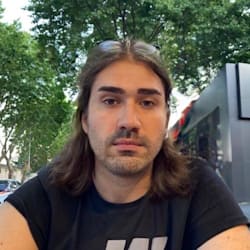 Kubilay: Fiverr profilindeki fotoğraf Yazar Kubilay'ın portresi